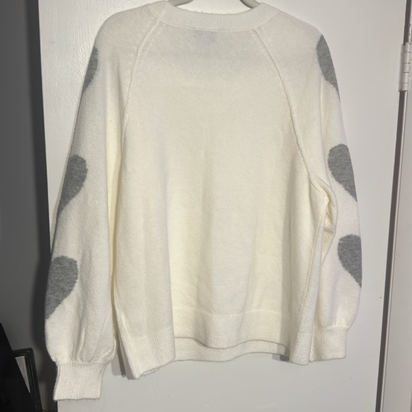 NWOT. Woman’s CeCe Cozy White and Gray Sweater with hearts on sleeves. Size M - Picture 4 of 5